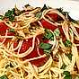 Spaghetti med färska tomater och basilika