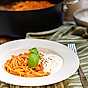 Spaghetti med tomatsås och stracciatella