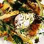 Stekt gnocchi med murklor, förlorat ägg, sparris och vårtryffel