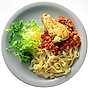 Stekt kycklingbröst med tomatröra och pasta