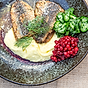 Stekt strömming med potatismos, inlagd gurka och rårörda lingon