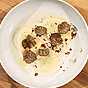 Svampfylld ravioli med tryffelskum och rostade hasselnötter