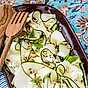 Syrlig zucchinisallad med fetaost och rostade pinjenötter