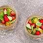 Tomat och jordgubbar med aromatiska örter