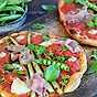 Tomatpizza med prosciutto och burratasallad