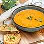 Tomatsoppa med ostgratinerat vitlöksbrödd