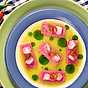 Tonfisk crudo med druvor, chili och dill