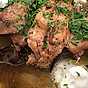 Ugnsbakad kanin med parmesanpotatis, frästa kikärter och frisk örtsås