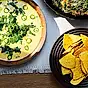 Varm cheddardipp med pimientos de padrón och koriandersalsa