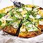 Vegetarisk pizza bianco med kronärtskockor, pesto och citron