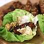 Vegetariska färsspett i salladsblad med asiatisk sås