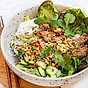 Vietnamesisk nudelbowl med lime-och ingefärsfläsk