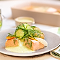 Vinägerinkokt lax med dillmajonnäs och pressgurka