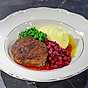 Wallenbergare med potatismos, rårörda lingon, ärtor och skirat smör