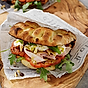 Zeta Italiensk pinsa-macka med mozzarella och prosciutto