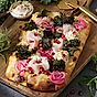 Zeta Pinsa med grönkål, julprosciutto och picklad lök