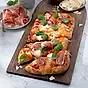 Zeta Pinsa med tomatsås, mozzarella och prosciutto
