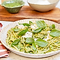 Zucchinipasta med jalapeñopesto och burrata