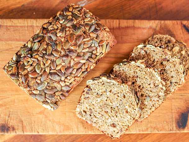Fullkornsbröd med rostade fröer | Recept från Köket.se