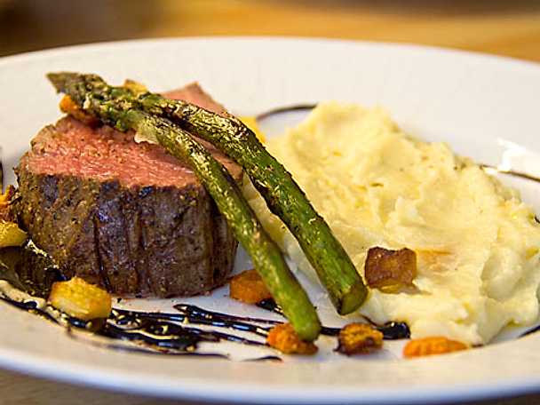 Helstekt oxfilé med palsternacks och potatispuré Helstekt oxfilé med palsternacks och potatispuré