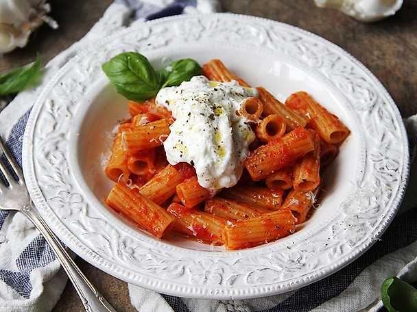 Snabb Pasta Och Tomatsås Med Burrata Recept Från Kö 