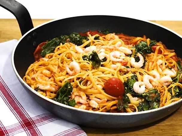 Spaghetti med räkor, vitlök och tomat | Recept från Köket.se