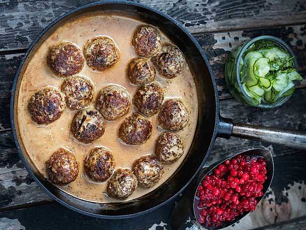 Svenska köttbullar med gräddsås och lingon | Recept från Köket.se