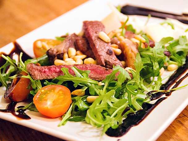 Tagliata con rucola toppad med parmesan och pinjenötter ...