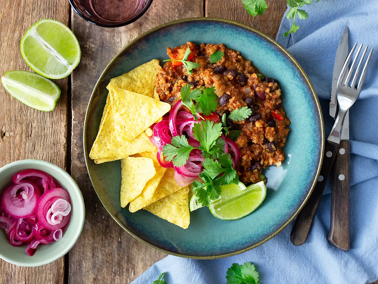 Enkel chili sin carne med picklad lök och nachos