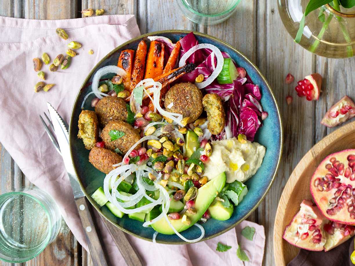 Falafelbowl med hummus och harissarostade morötter
