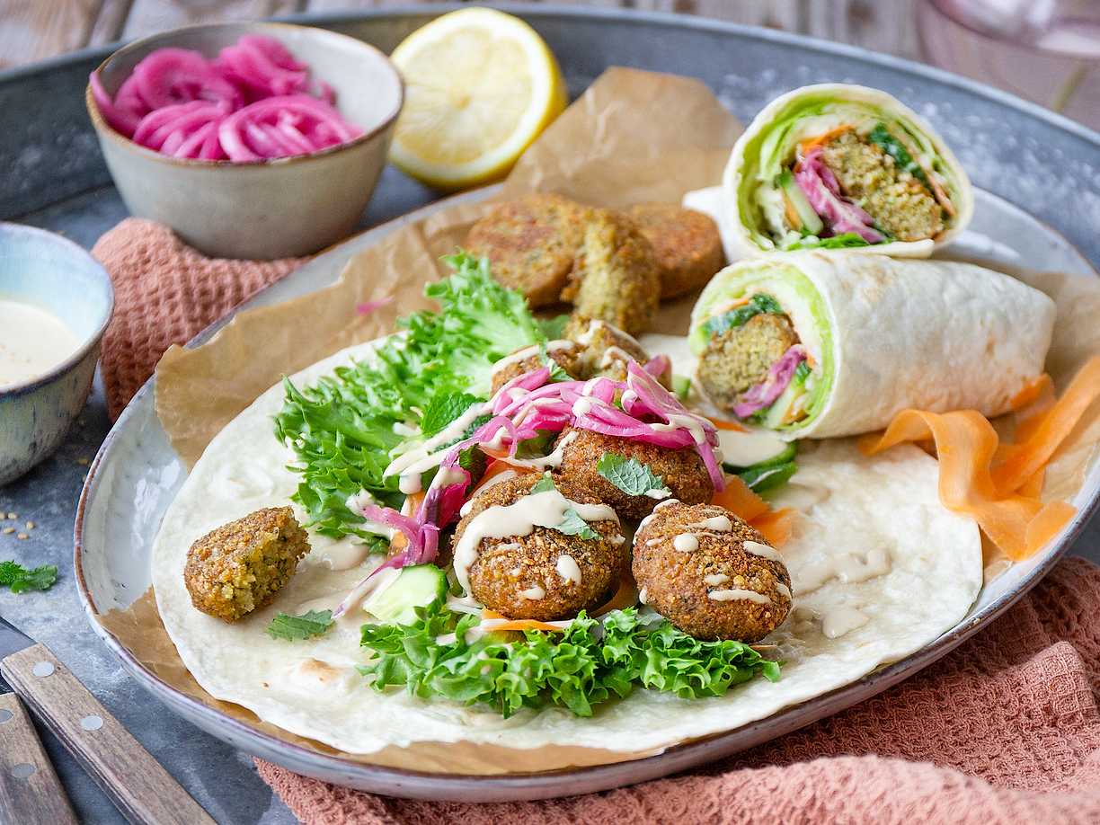 Falafelwrap med krispig kålsallad och tahinidressing