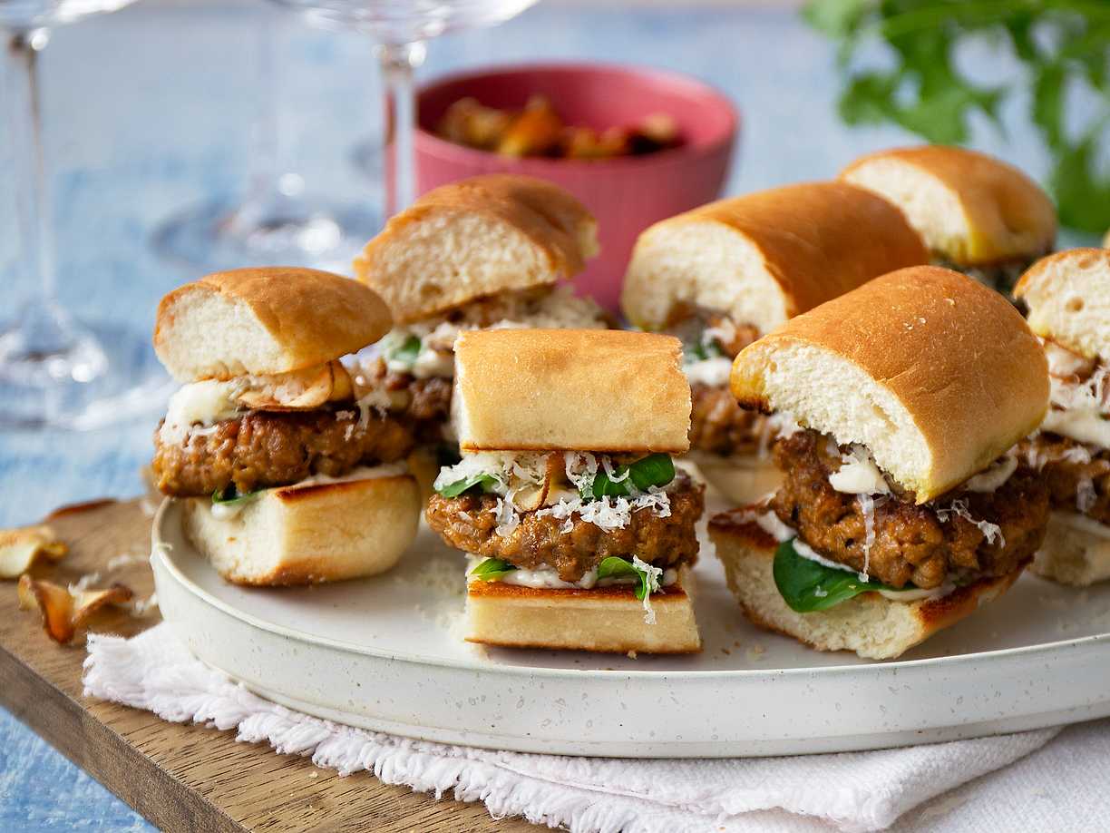 Lyxiga sliders med tryffelmajo och jordärtskockschips