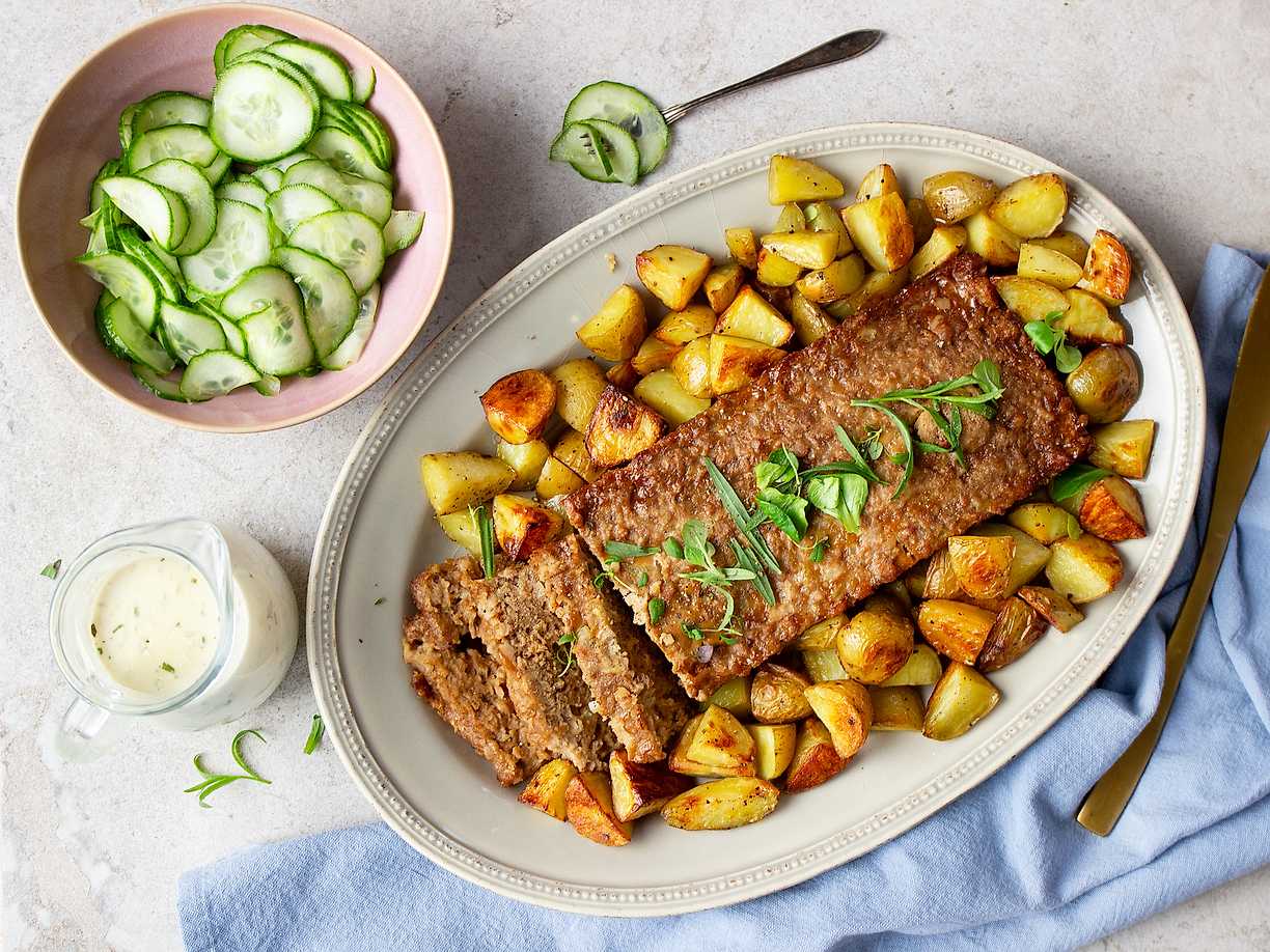 Vegofärslimpa med dragonsås och klyftpotatis