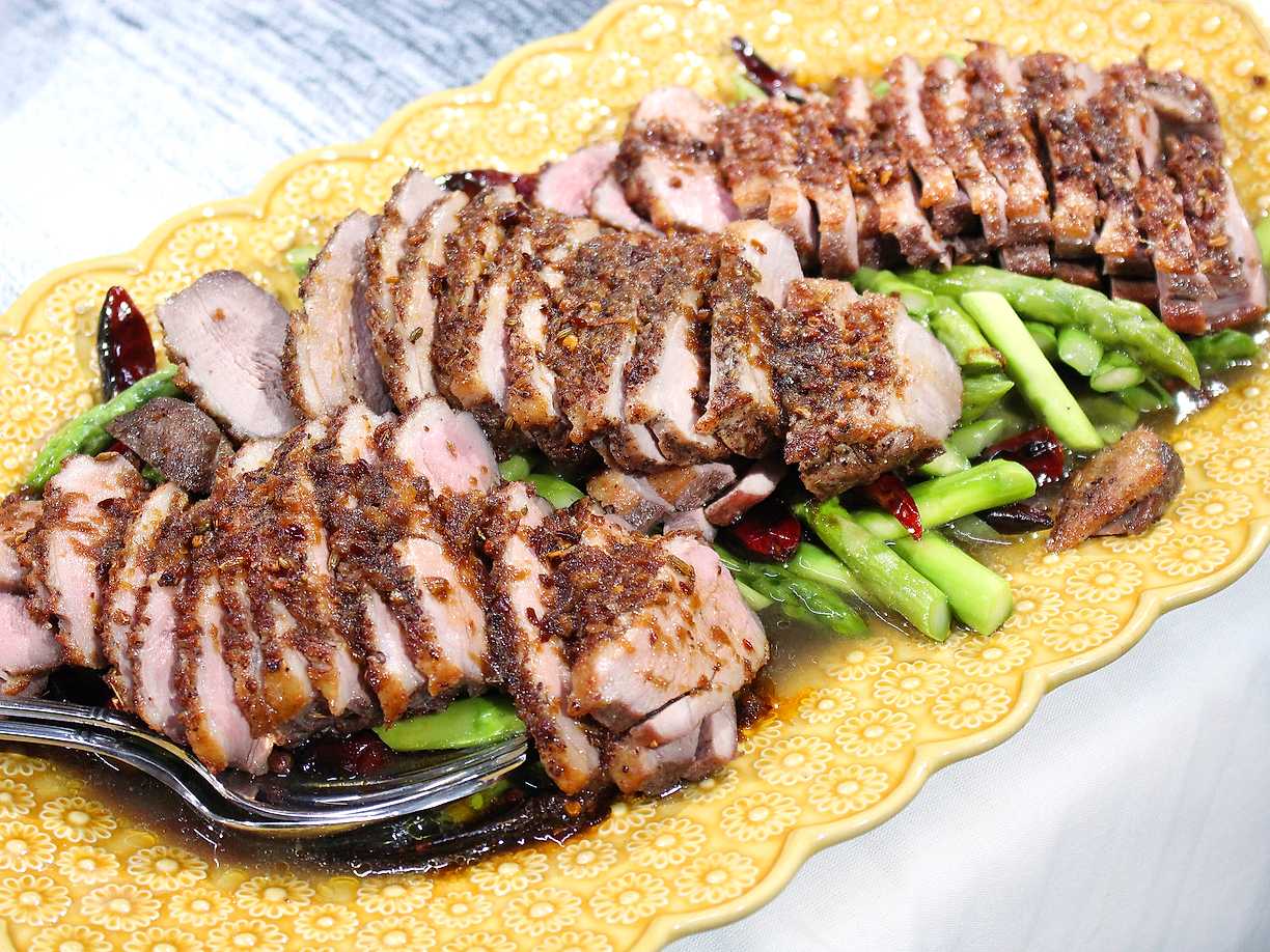 Ångad krispig anka med örtiga nudlar och stekt grön sparris