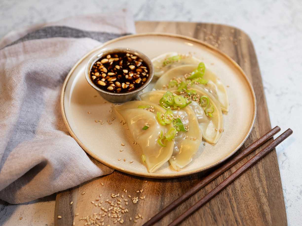 Ångade dumplings med jordnötsdipp