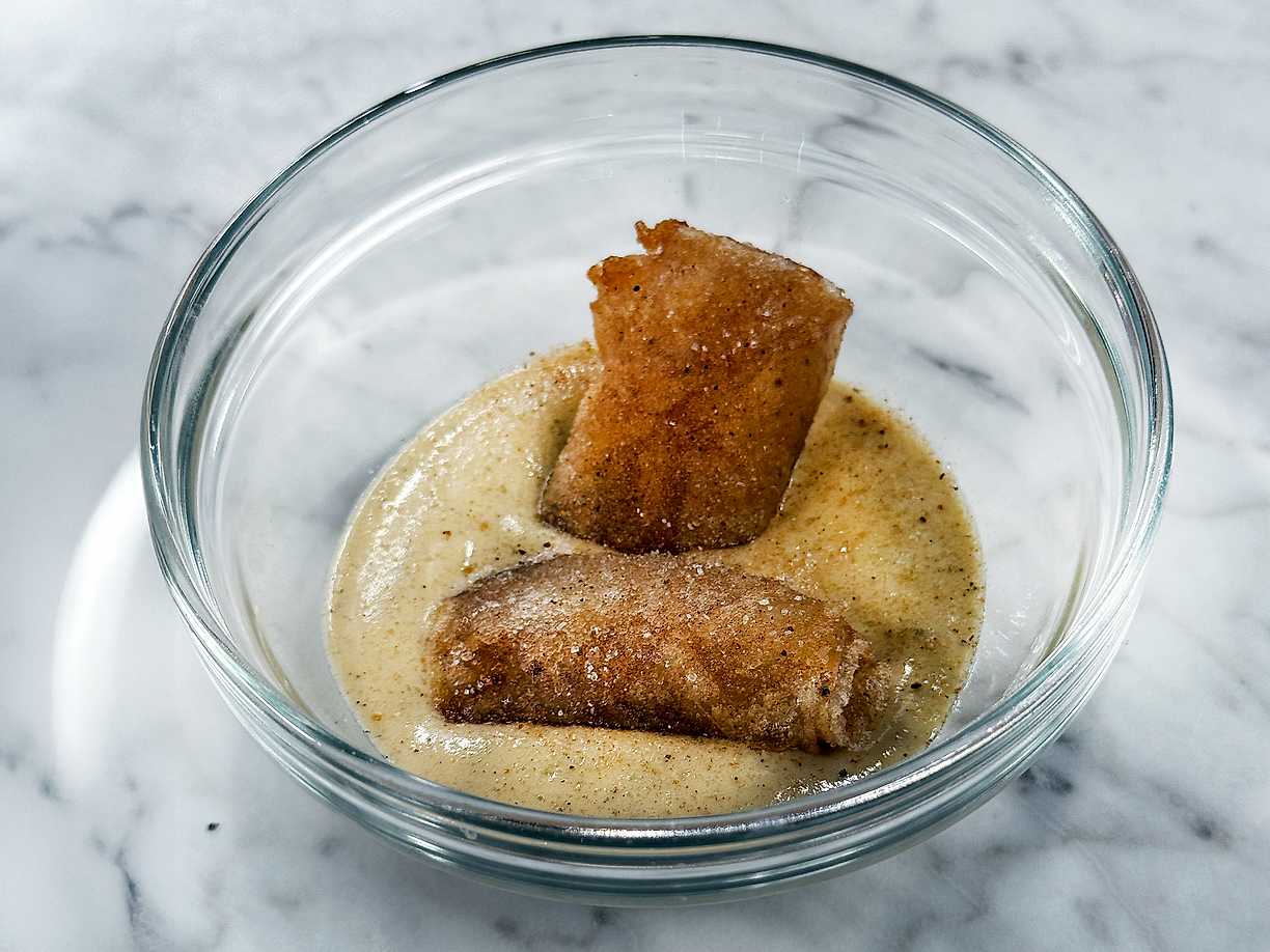 Äppelpaj i friterade risrullar