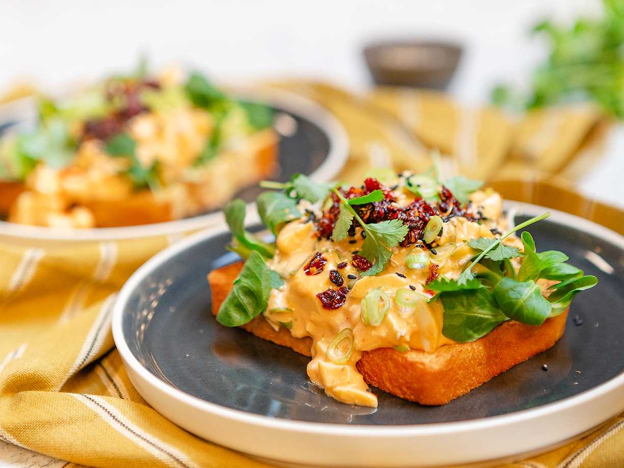 Asiatisk äggsallad på macka