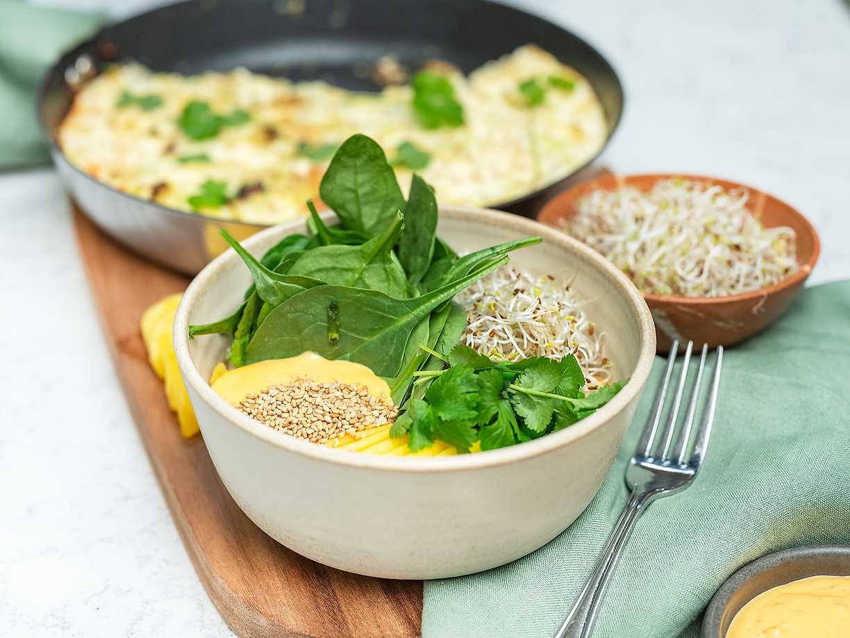 Asiatisk bowl med omelett och chilimajonnäs
