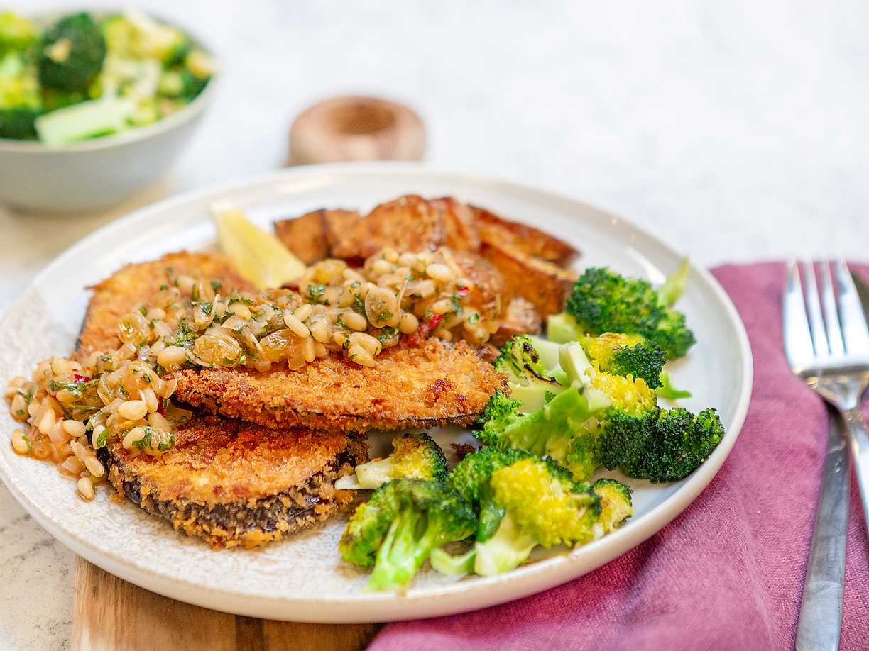 Aubergineschnitzel med agrodolce och vitlöksstekt broccoli