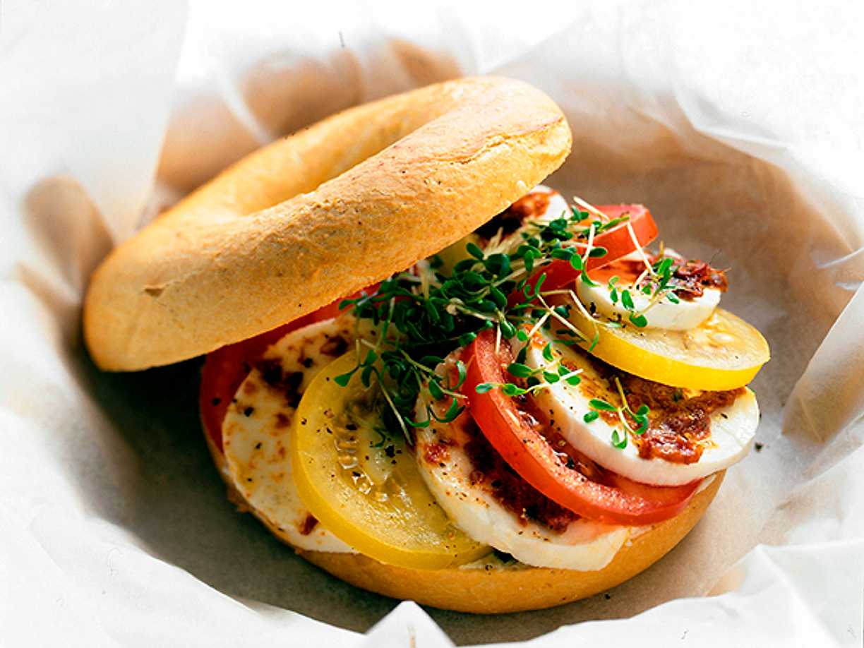 Bagels med mozzarella och tomat | Köket.se