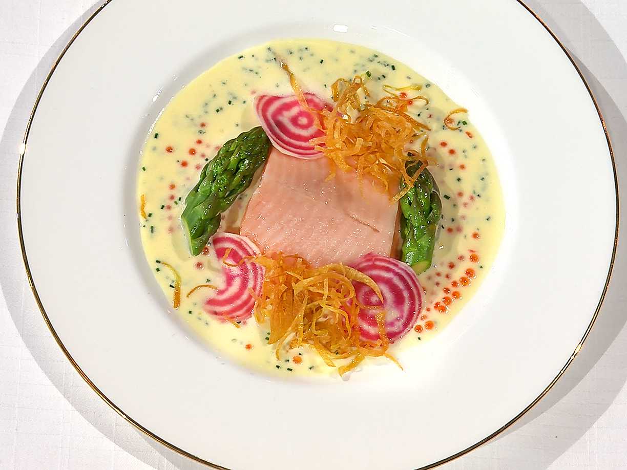 Bakad fjällröding med sandefjordssås och mandelpotatiskrisp