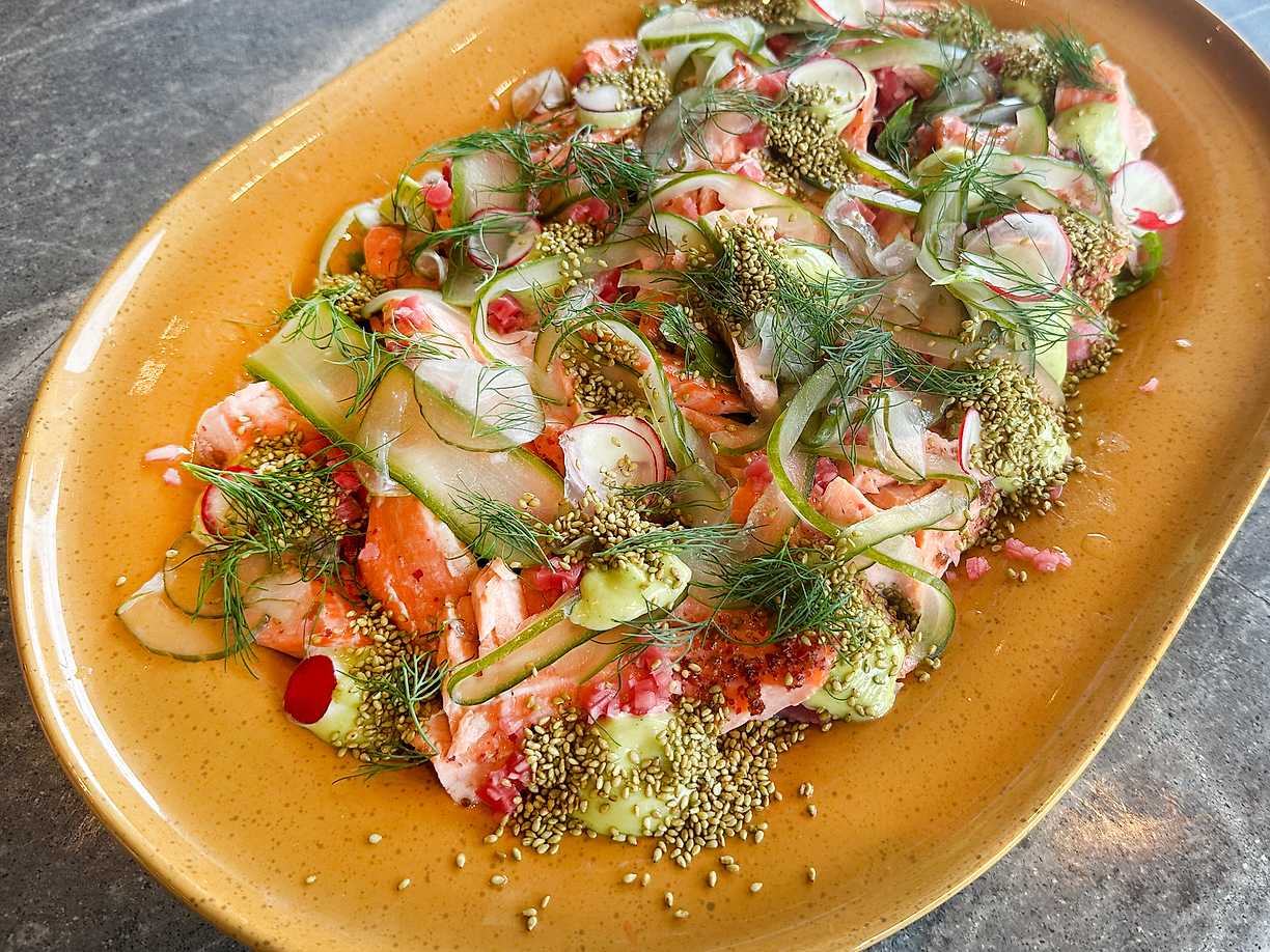 Bakad regnbågslax med blancherade primörer och dillpotatis