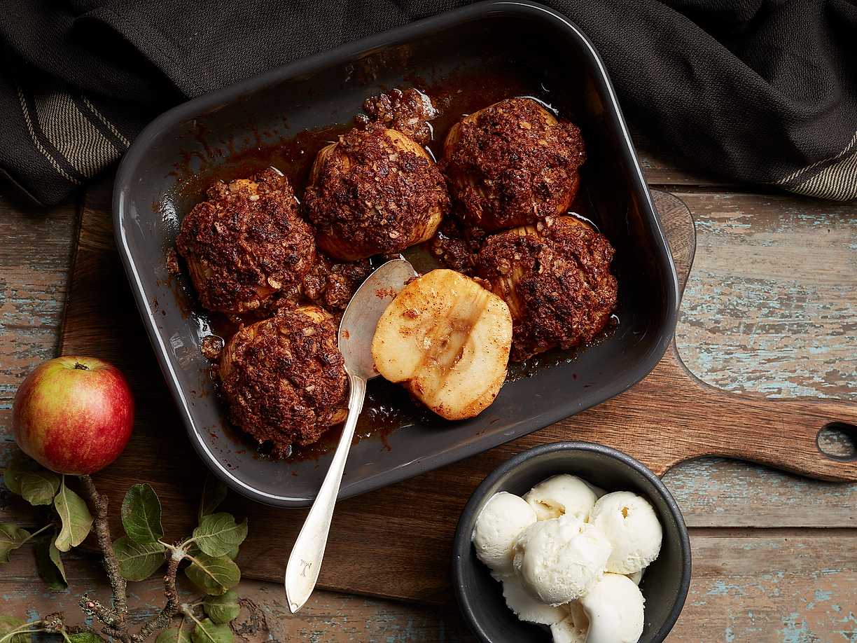 Bakade äppelhalvor med havrecrunch