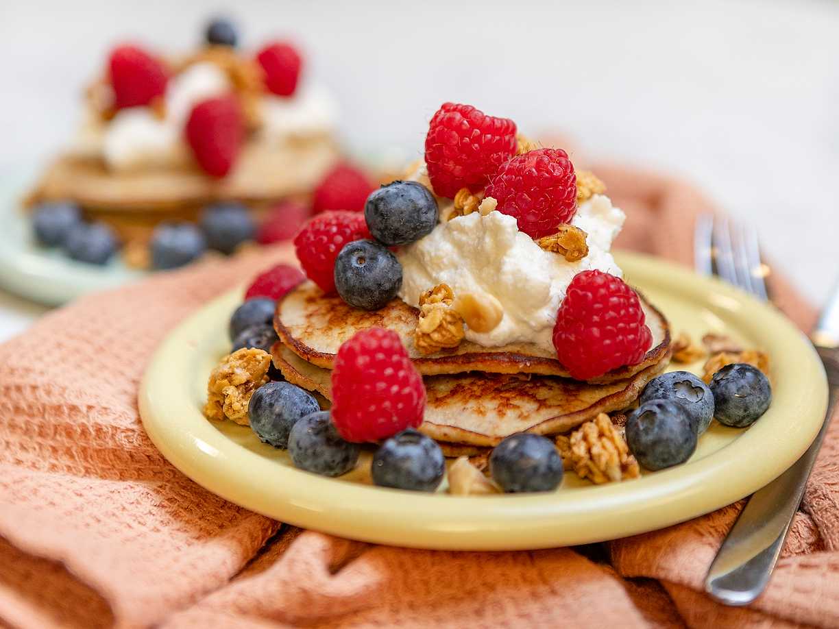 Bananpannkakor med ricotta, bär och granola