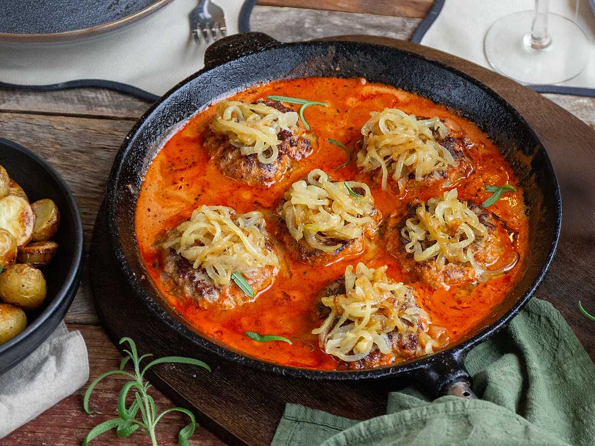 Lammfärsbiffar i krämig tomatsås med karamelliserad lök