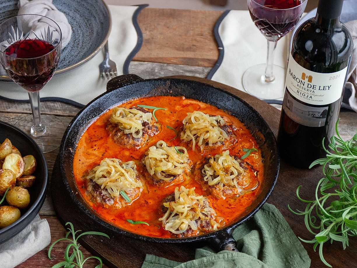 Lammfärsbiffar i krämig tomatsås med karamelliserad lök