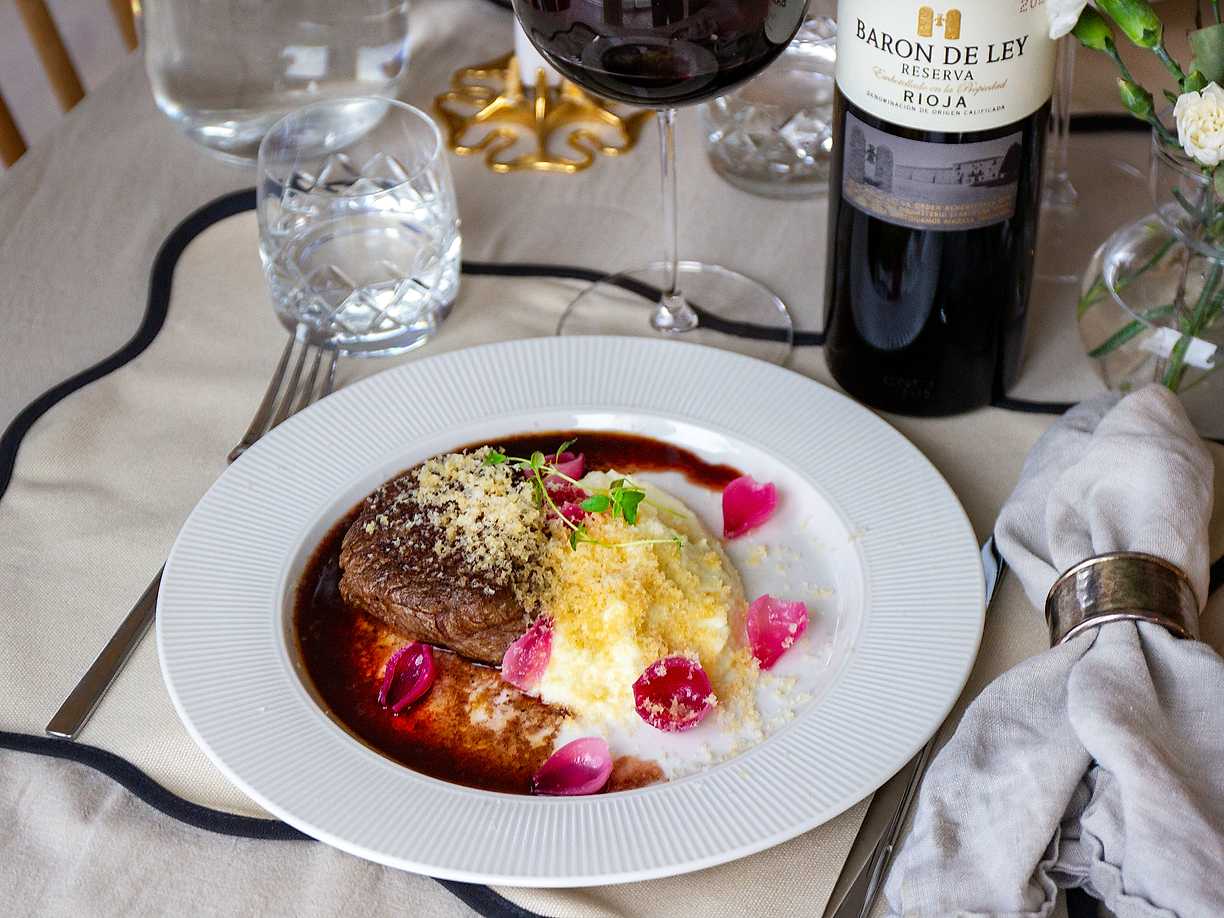 Oxfilé med skysås, brynt hasselnötssmör och blomkålspuré