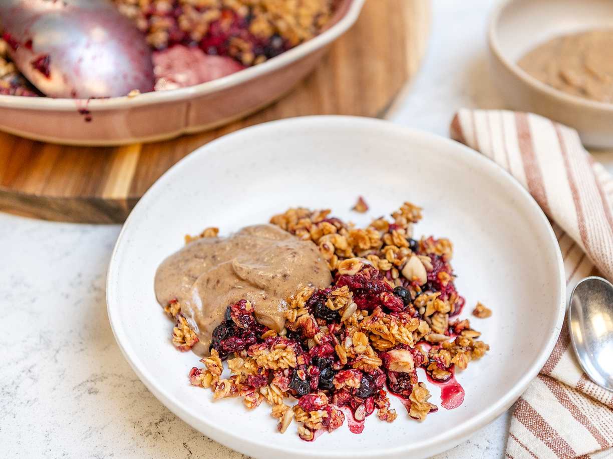 Bärpaj med granola och dadelkräm