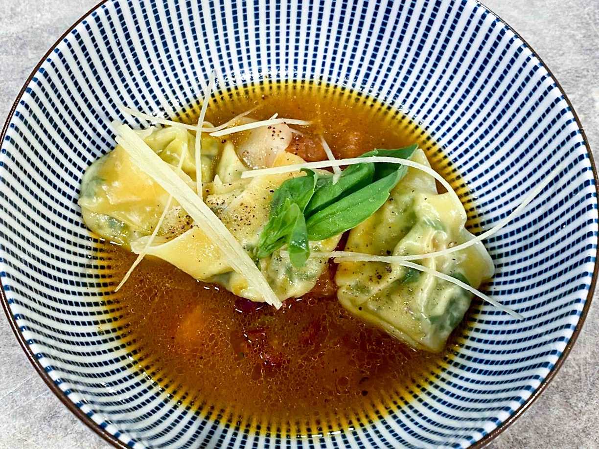Basilika wontons med tomatbuljong