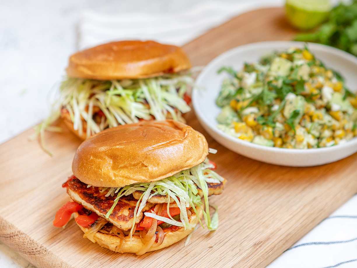 Bbq-burgare med krämig majssallad